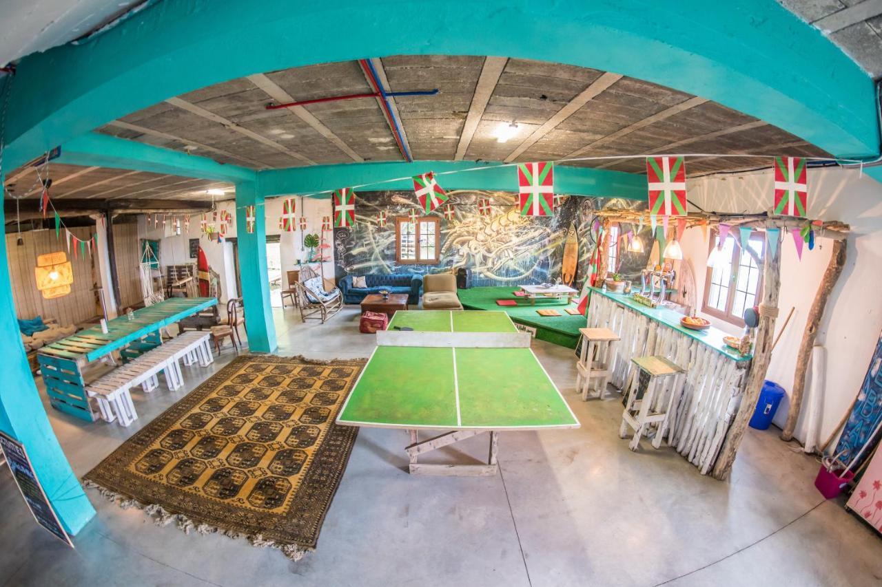 Surf Camp San Sebastian Partyhostel Aia Buitenkant foto